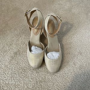 Like new, Aerosoles Natural fabric crisscross sandals. Super cute!